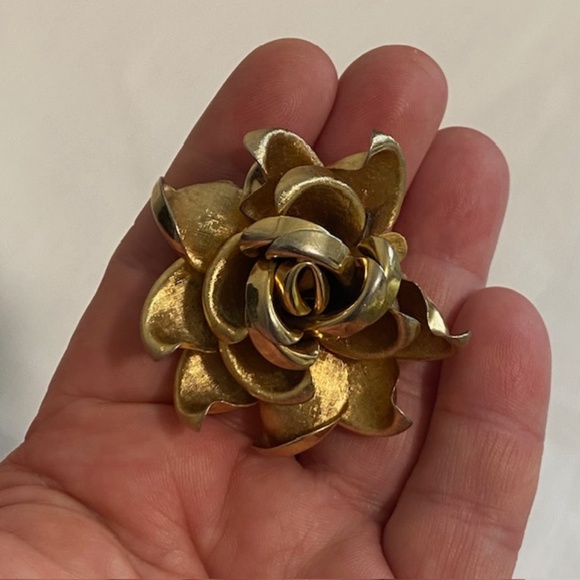 Vintage 1960's Brushed & Shiny Gold Tone Rose Flower Brooch - Picture 2 of 6